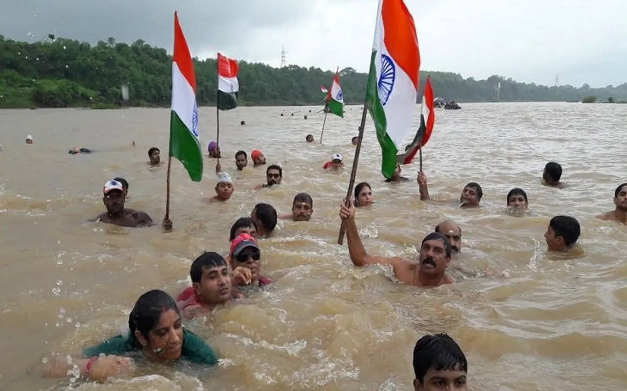 देशभक्ति का जुनून, नर्मदा की जानलेवा लहरों पर देशभक्तों ने निकाली अनूठी तिरंगा यात्रा