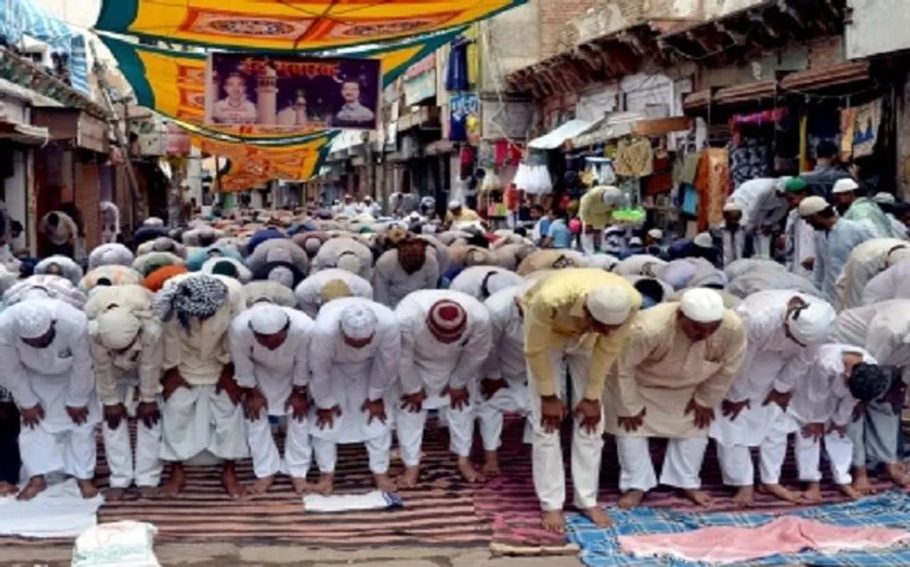 उत्तर प्रदेश की सड़कों पर नहीं अदा होगी नमाज, लगा पूर्ण प्रतिबंध