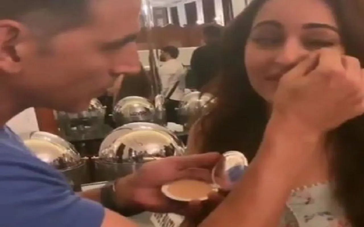 अक्षय कुमार ने सोनाक्षी सिन्‍हा का किया मेकअप तो बदले में मिली मार, देखें मजेदार VIDEO