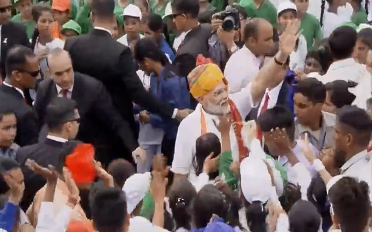 जब बच्चों के बीच बच्चे बन गए प्रधानमंत्री नरेंद्र मोदी