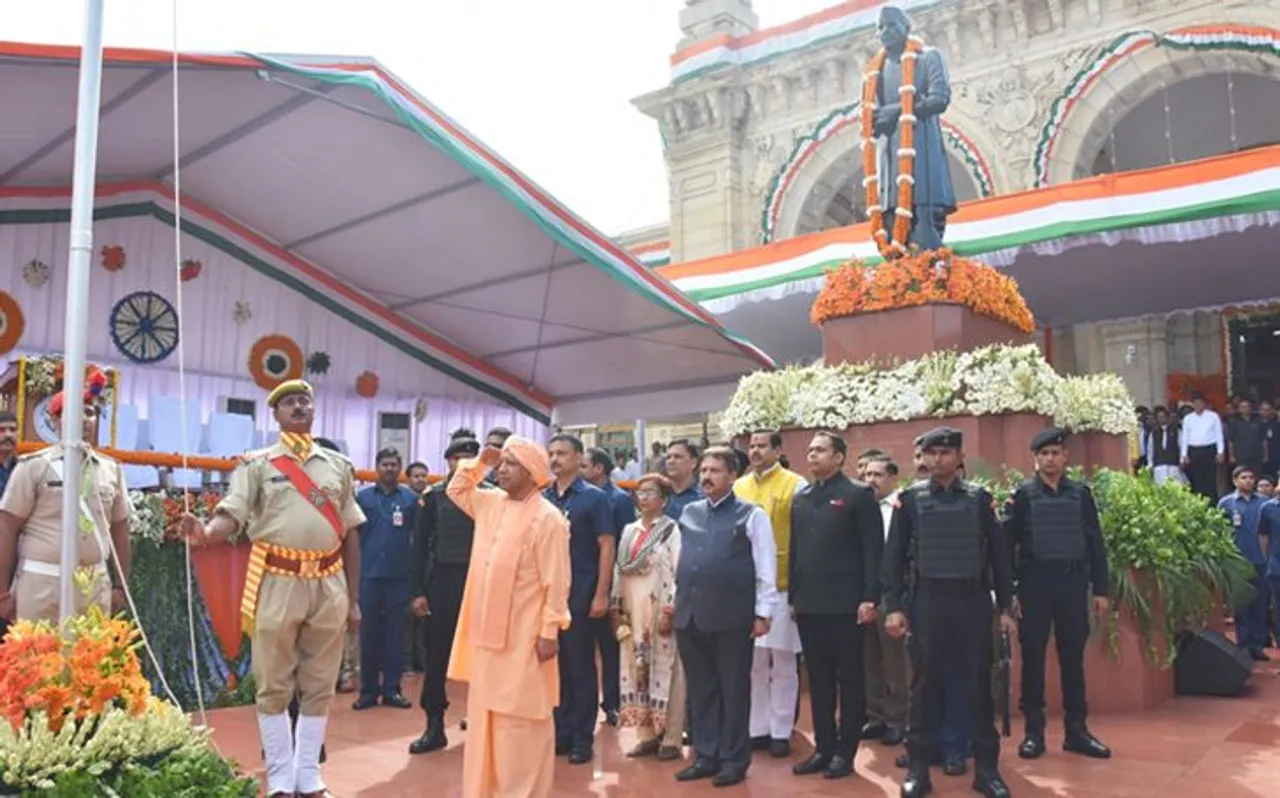 विधानभवन में मुख्यमंत्री योगी आदित्यनाथ ने फहराया तिरंगा