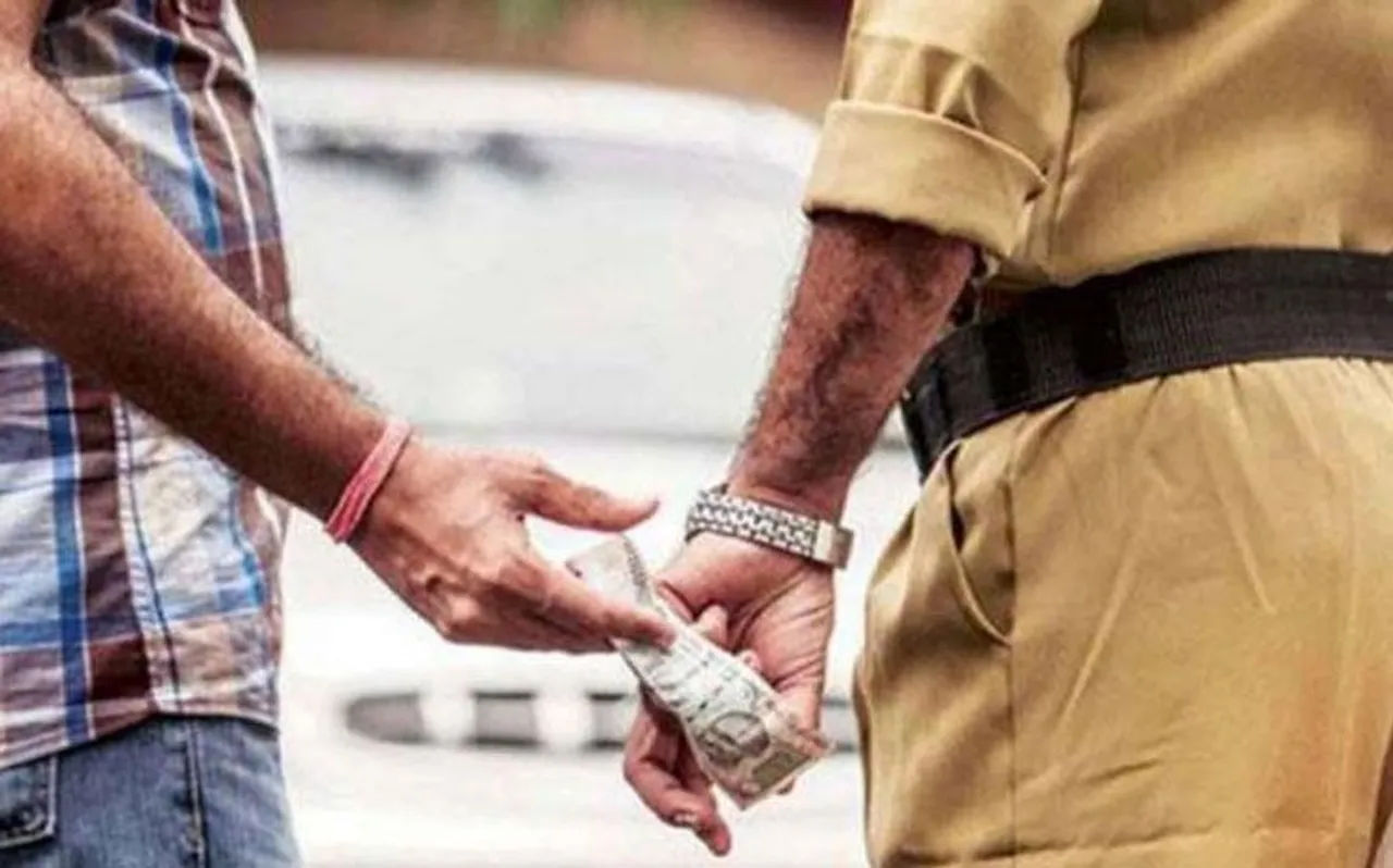 स्वतंत्रता दिवस को 'बेस्ट कॉन्स्टेबल' का मिला था अवार्ड, दूसरे दिन रिश्वत लेते हुआ गिरफ्तार