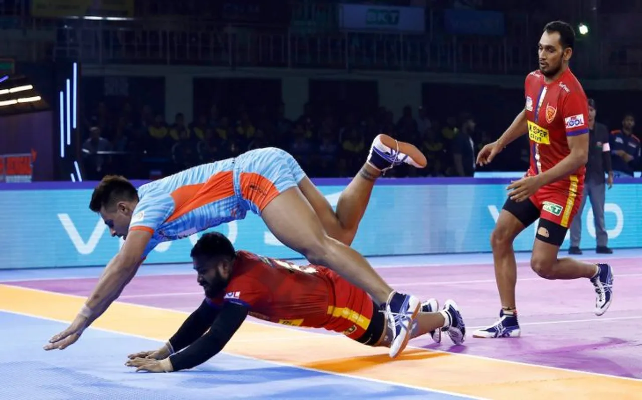 PKL 7: दबंग दिल्ली और बंगाल वॉरियर्स के बीच खेला गया रोमांचक मैच, 30-30 अंकों पर टाई हुआ मैच