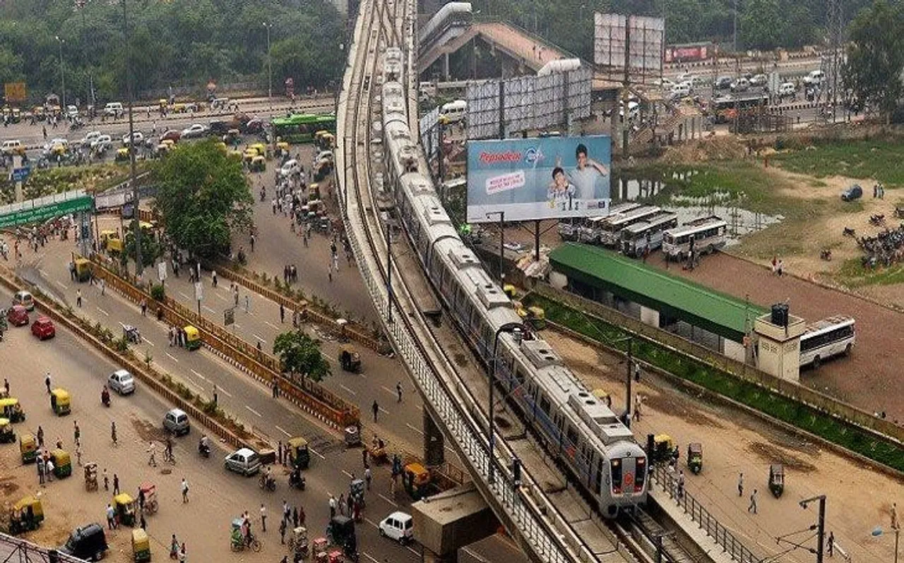 दिल्ली में मेट्रो रेल के सामने कूदकर युवक ने की आत्महत्या