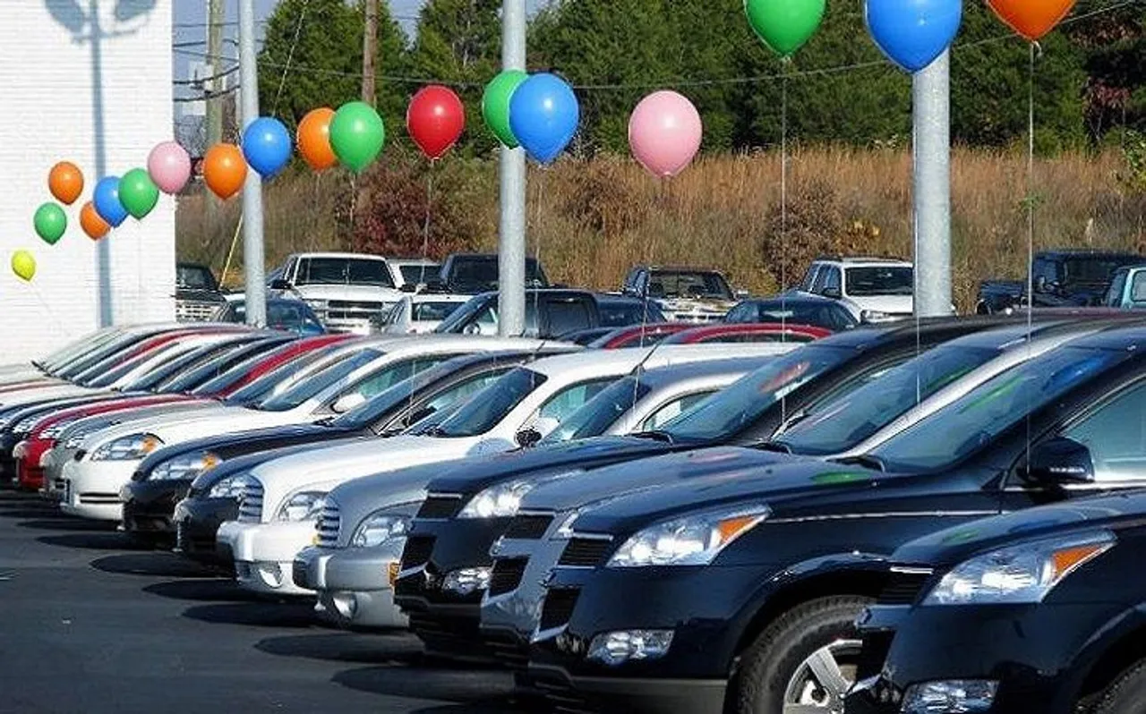 Auto Sector में मंदी के बीच कस्टमर्स को लुभाने के लिए कार कंपनियां दे रहीं खास ऑफर्स