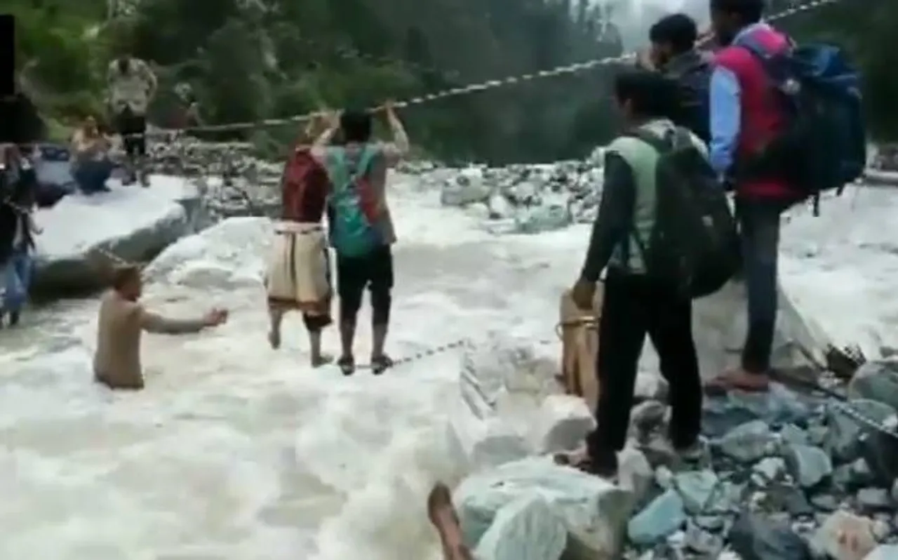 उत्तराखंड में आसमान से बरसी आफत, जान जोखिम में डालने को मजबूर लोग, देखें Video
