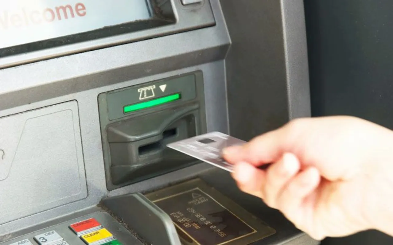 चोरों ने बम से उड़ाया ATM लेकिन आगे का मंजर देख रह गए भौचक्का