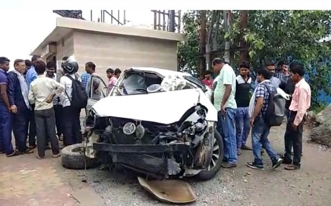 यमुना एक्सप्रेस-वे से 30 फीट नीचे गिरी कार, 1 युवती समेत 4 लोगों की मौत