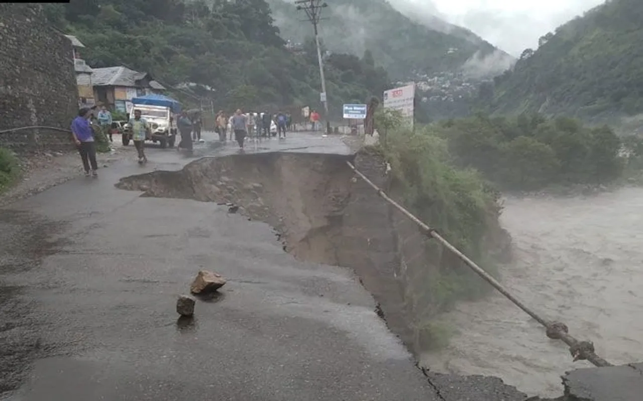 हिमाचल में आफत की बारिश, 18 लोगों की हुई मौत, जन-जीवन बुरी तरह प्रभावित