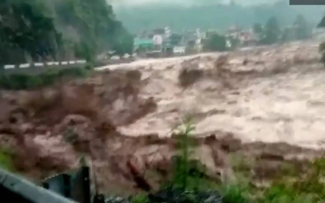 उत्तराखंड: उत्तरकाशी के मोरी प्रखंड में बादल फटा, 5 लोग पानी में बहे, देखें VIDEO