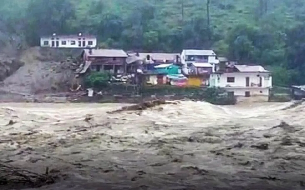 देश में बाढ़ और बारिश की मनमानी, पहाड़ से मैदान तक पानी-पानी