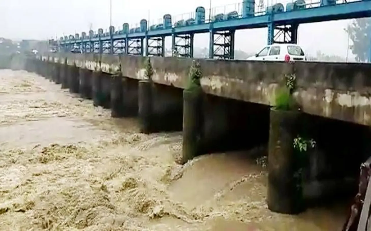 हथिनीकुंड बैराज से छोड़ा गया 828072 क्यूसेक पानी, मंडराया बाढ़ का खतरा