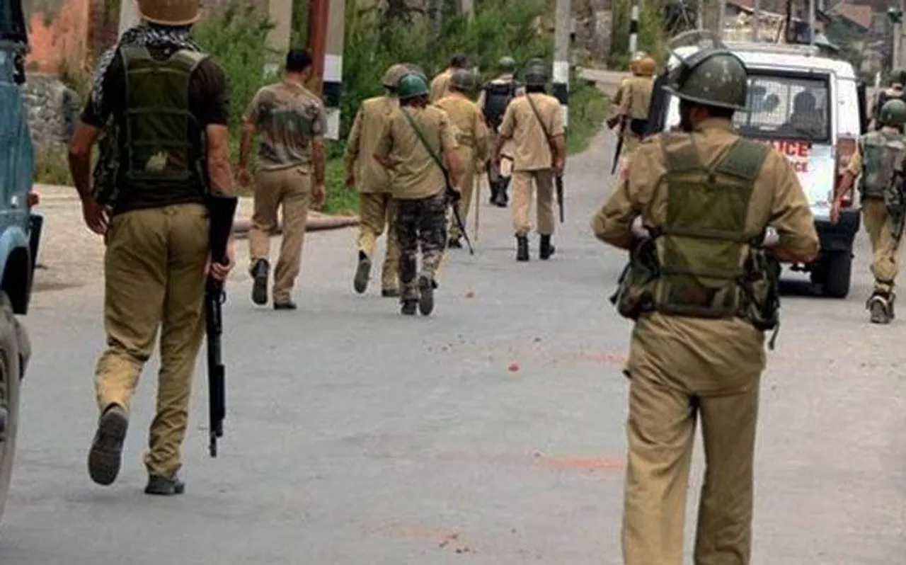 घाटी में अफवाह फैलाने वालों की अब खैर नहीं, जारी किए गए कई हेल्पलाइन नंबर