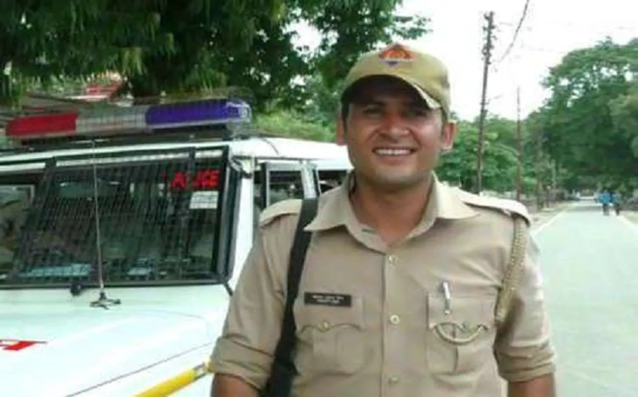 बिना छुट्टी लिए यूपी पुलिस के सिपाही ने किया ये काम, हर कोई हुआ उसका मुरीद