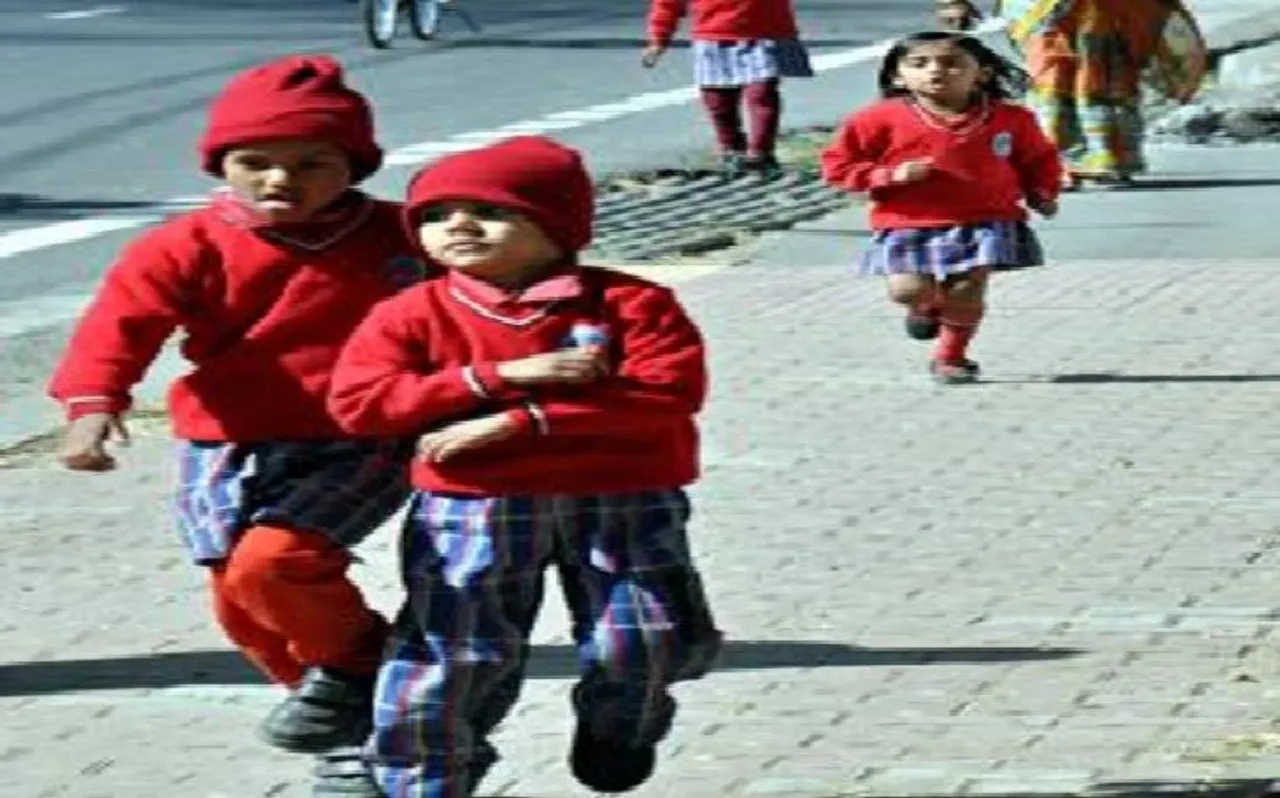 उत्तर प्रदेश के स्कूलों में 31 अक्टूबर तक स्वेटर बांटने का आदेश, गड़बड़ी करने वालों पर होगी सख्त कार्रवाई