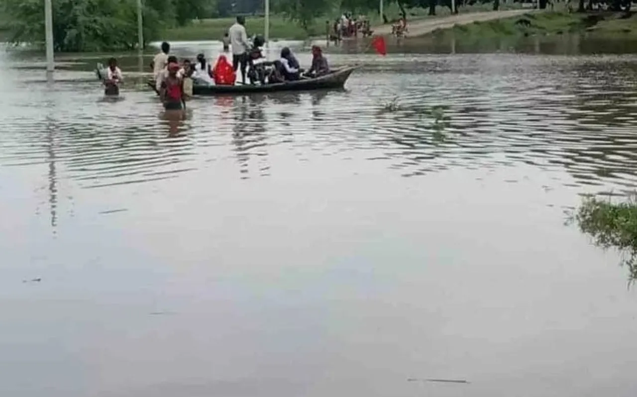 नदियों में बाढ़ से फसलें बर्बाद, गांवों में घुसा पानी