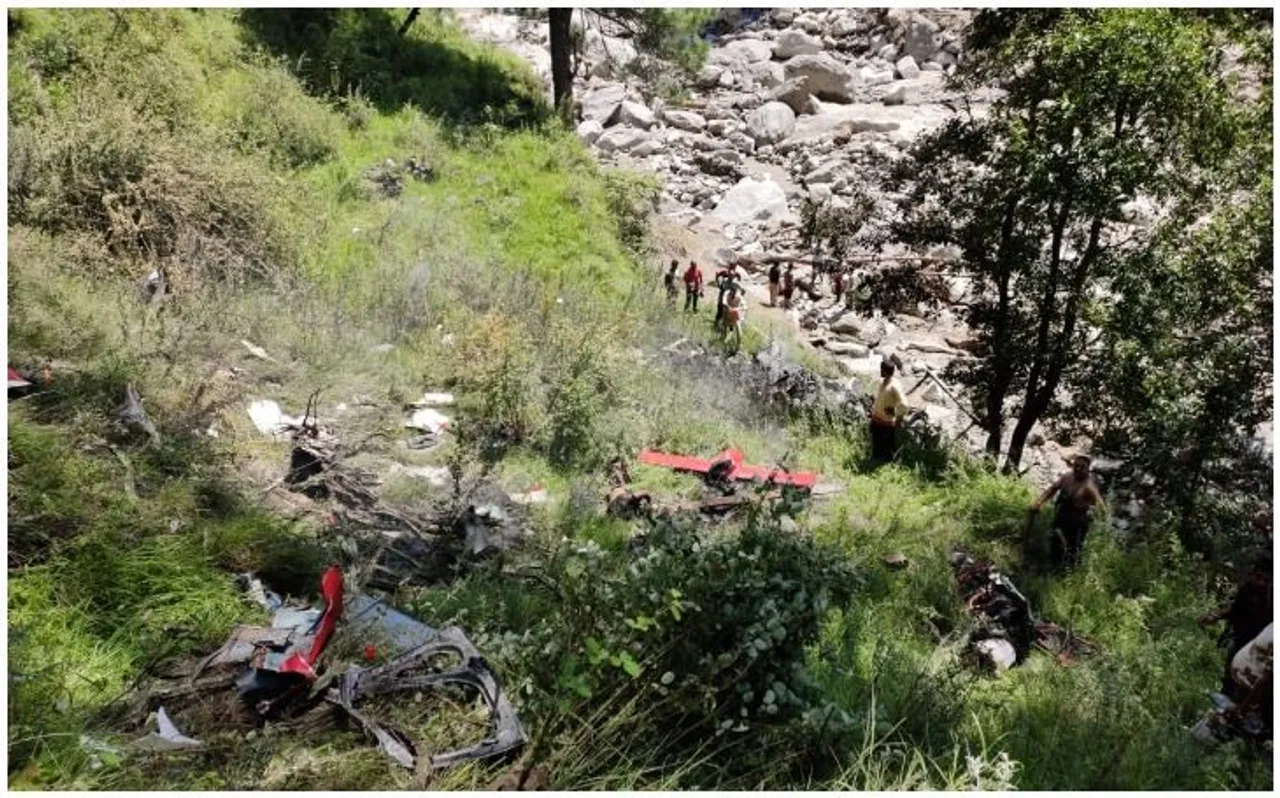 उत्तराखंड : बाढ़ प्रभावित इलाकों में राहत सामग्री लेकर जा रहा एक हेलीकॉप्टर हुआ दुर्घटनाग्रस्त