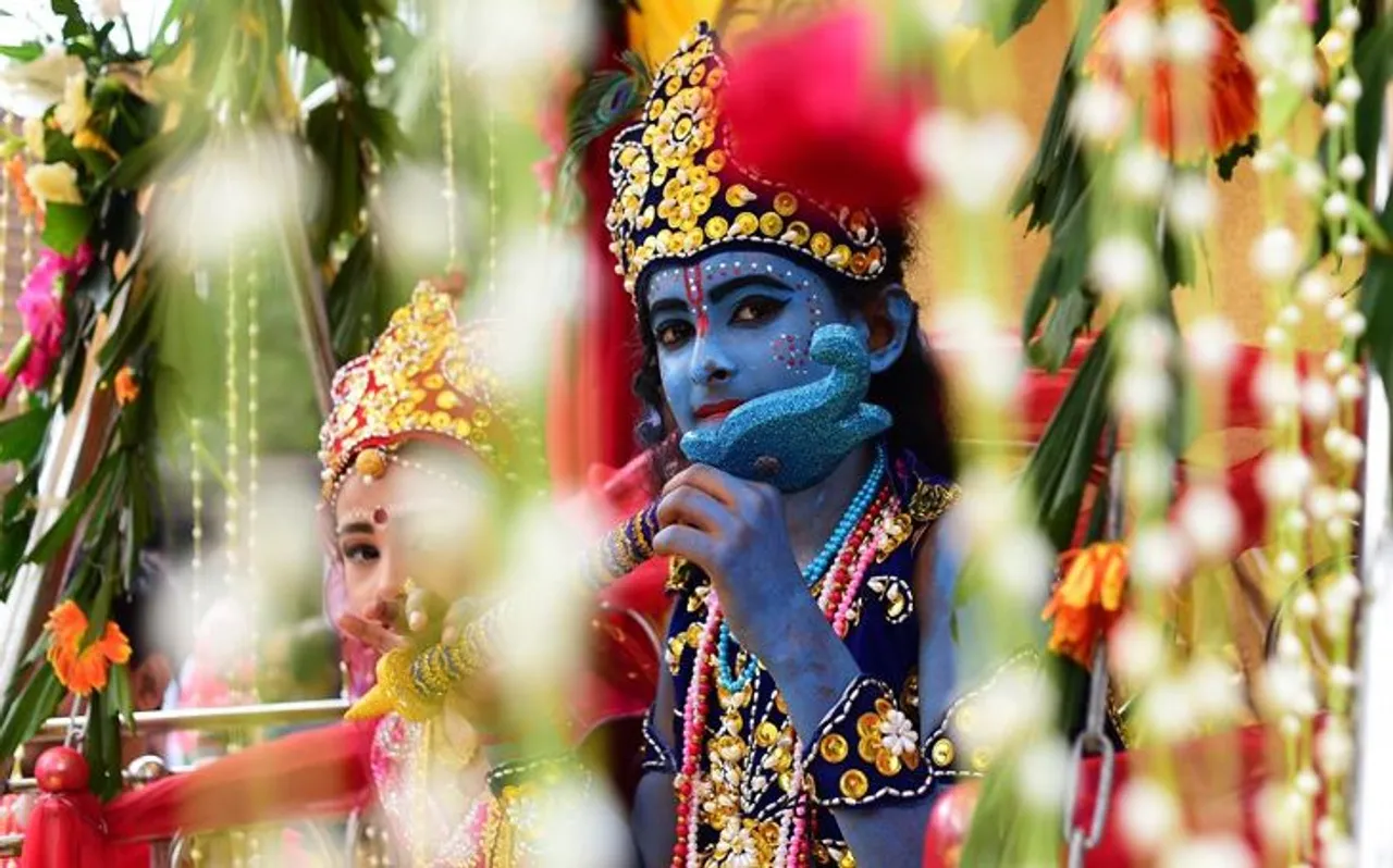 Happy Krishna Janmashtami 2019: इन संदेशों के साथ भेजेें अपने करीबियों जन्माष्टमी की शुभकामनाएं