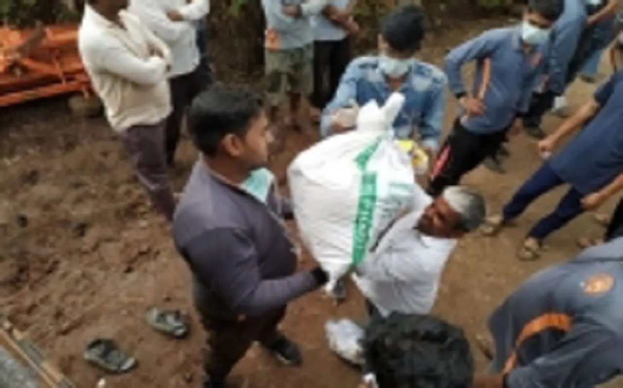 कश्मीरी छात्रों ने महाराष्ट्र में बाढ़ पीड़ितों की सहायता की, ग्रामीणों ने की सराहना