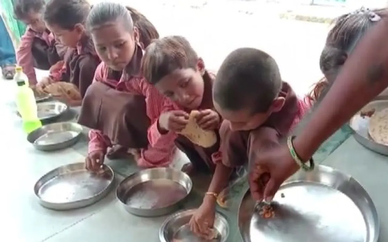 हद है! मिड डे मील में परोस दी सूखी रोटी और नमक, देखें VIDEO