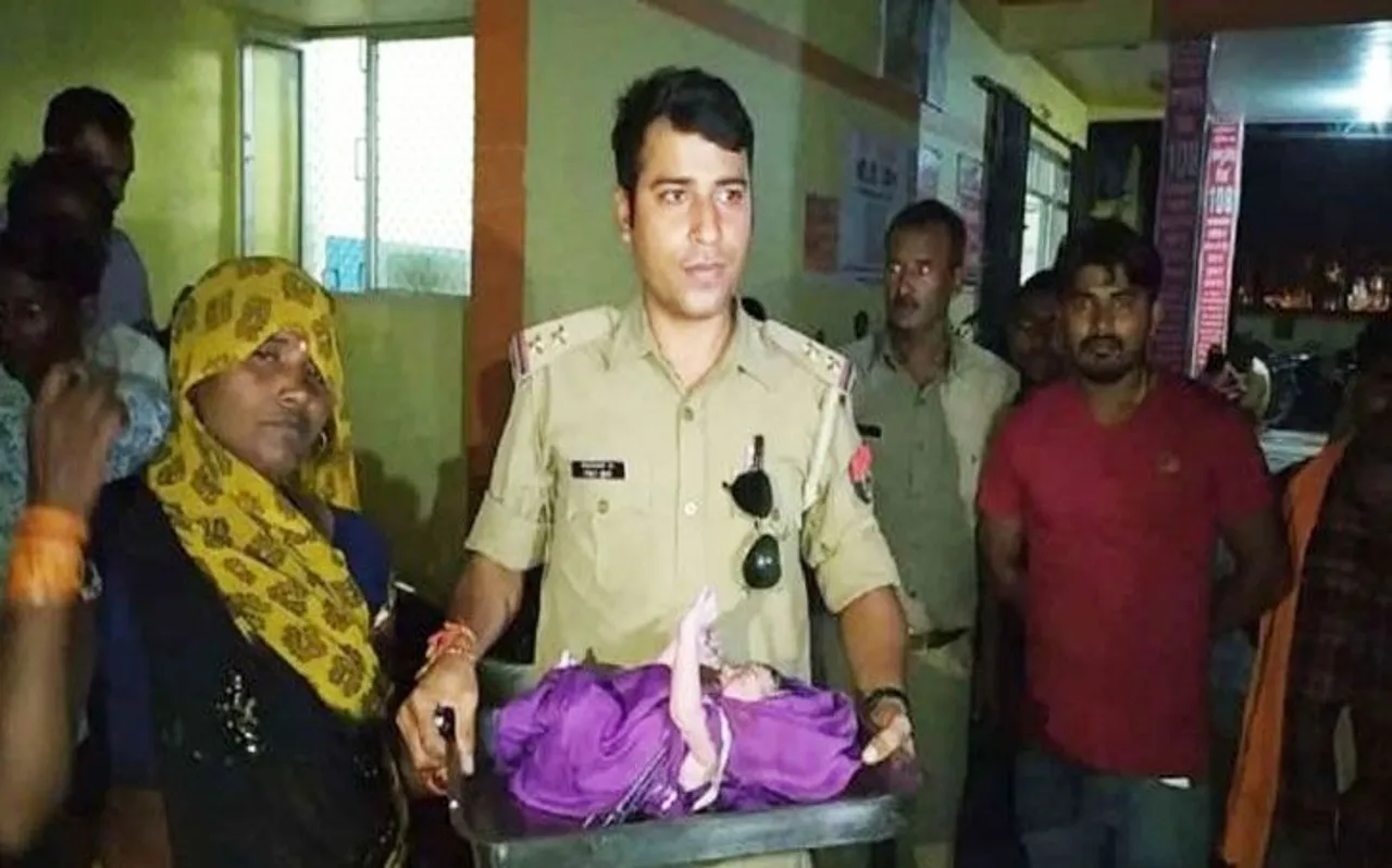 कई घंटे सड़क पर किया एंबुलेंस का इंतजार, पुलिसकर्मी की गाड़ी में महिला ने दिया बच्चे को जन्म