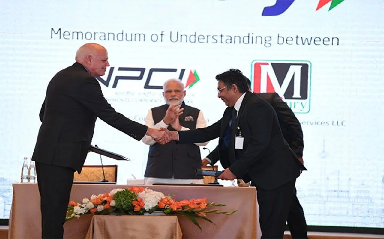 पीएम मोदी ने यूएई में RuPay की शुरुआत की, अबू धाबी आउटलेट से लड्डू खरीदे
