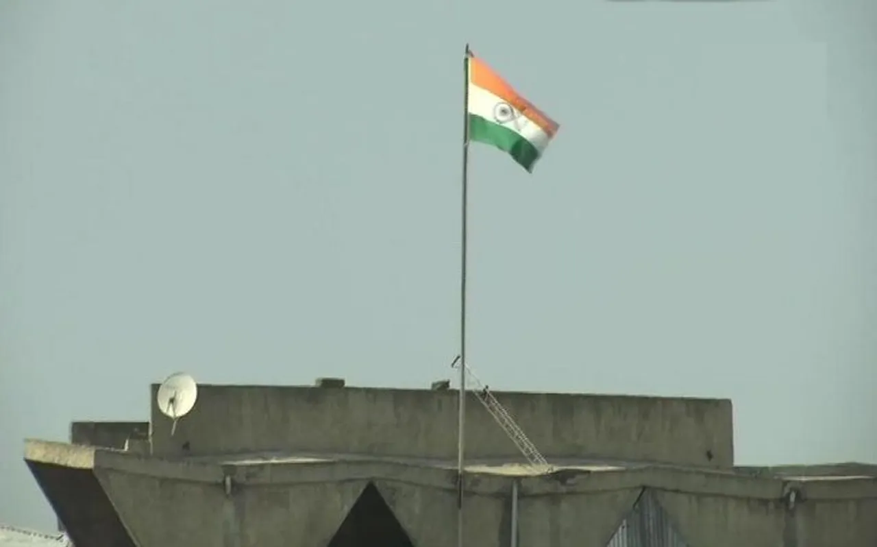 जम्मू-कश्मीर से अनुच्छेद 370 हटने के बाद अब सचिवालय पर लहराया केवल तिरंगा