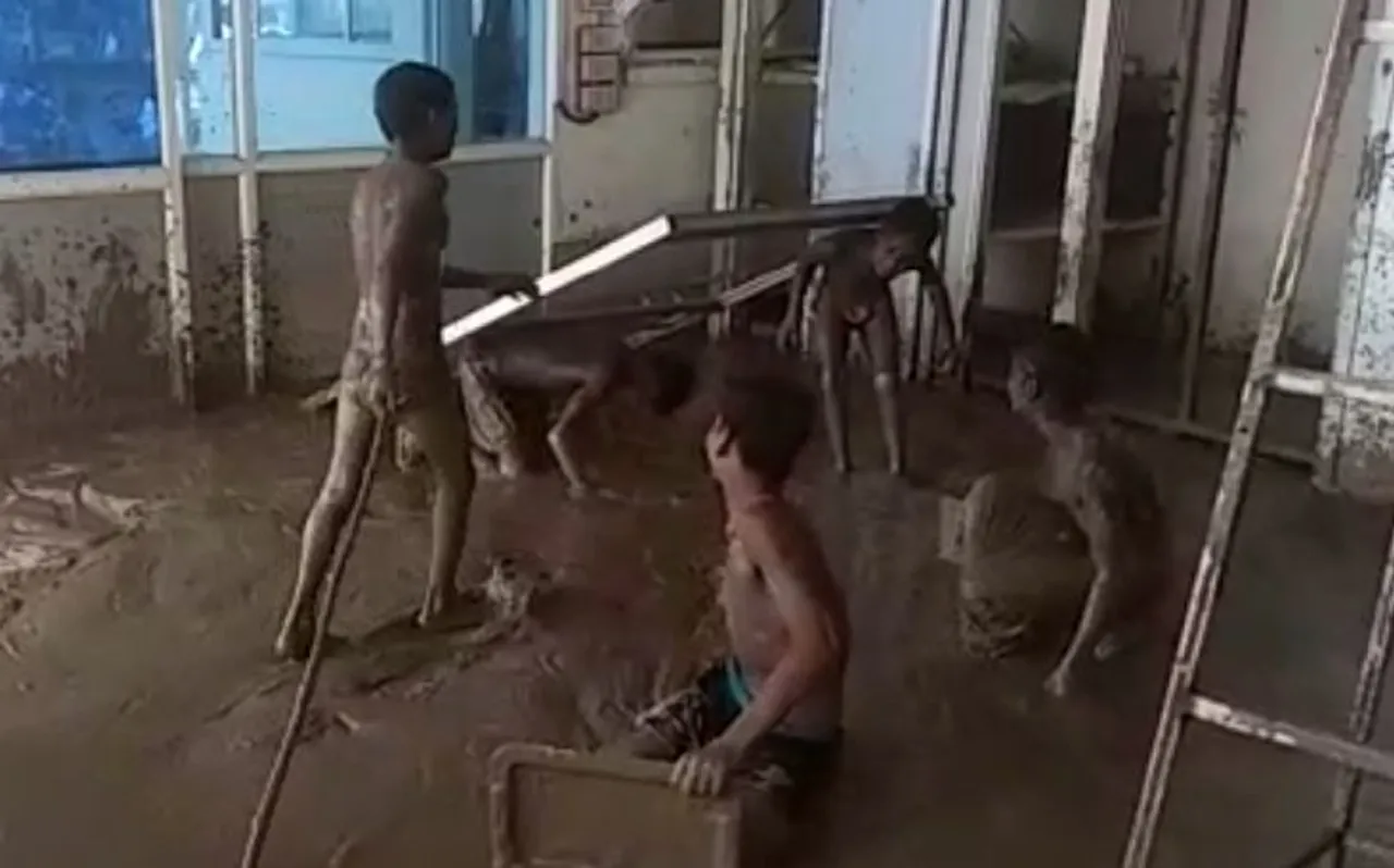 वाराणसी पुलिस ने बच्चों से साफ कराया सिल्ट, VIDEO हुआ वायरल