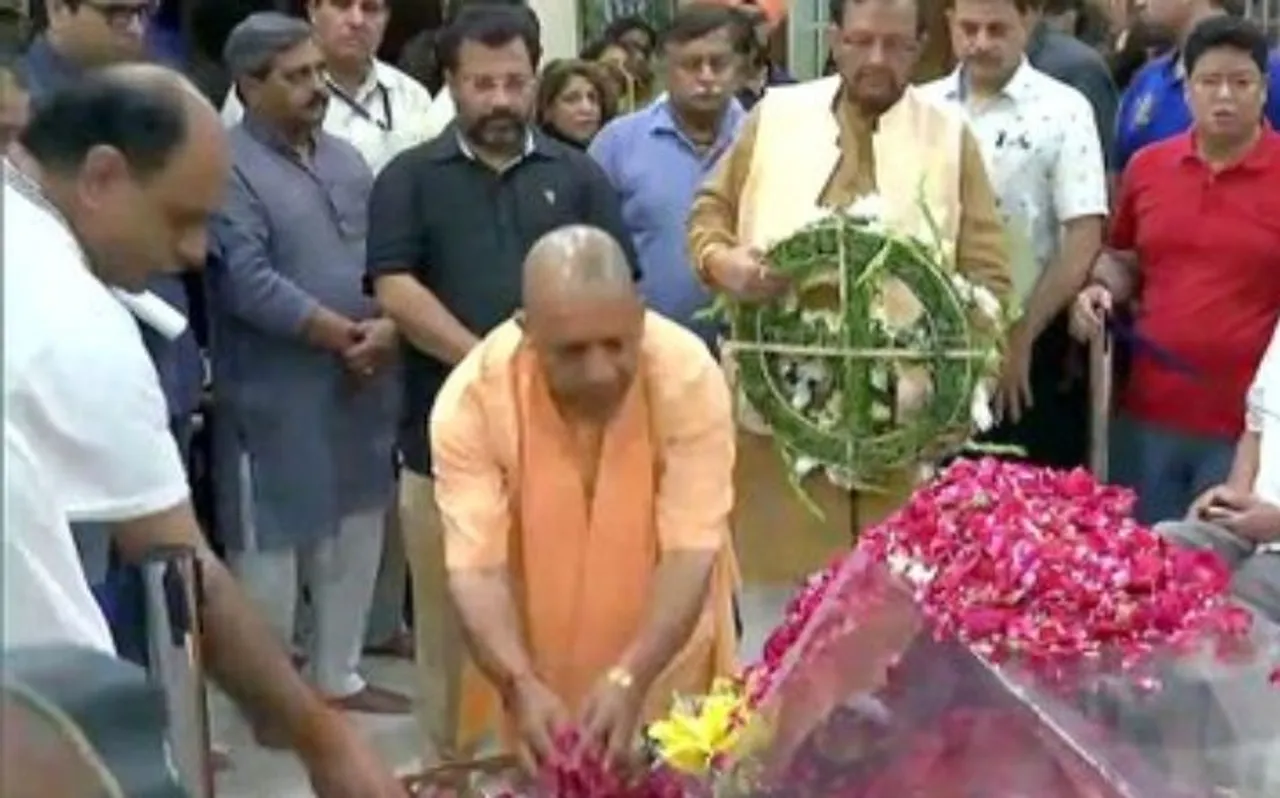 अरुण जेटली को घर पहुंच कर CM योगी आदित्यनाथ ने दी श्रद्धांजलि