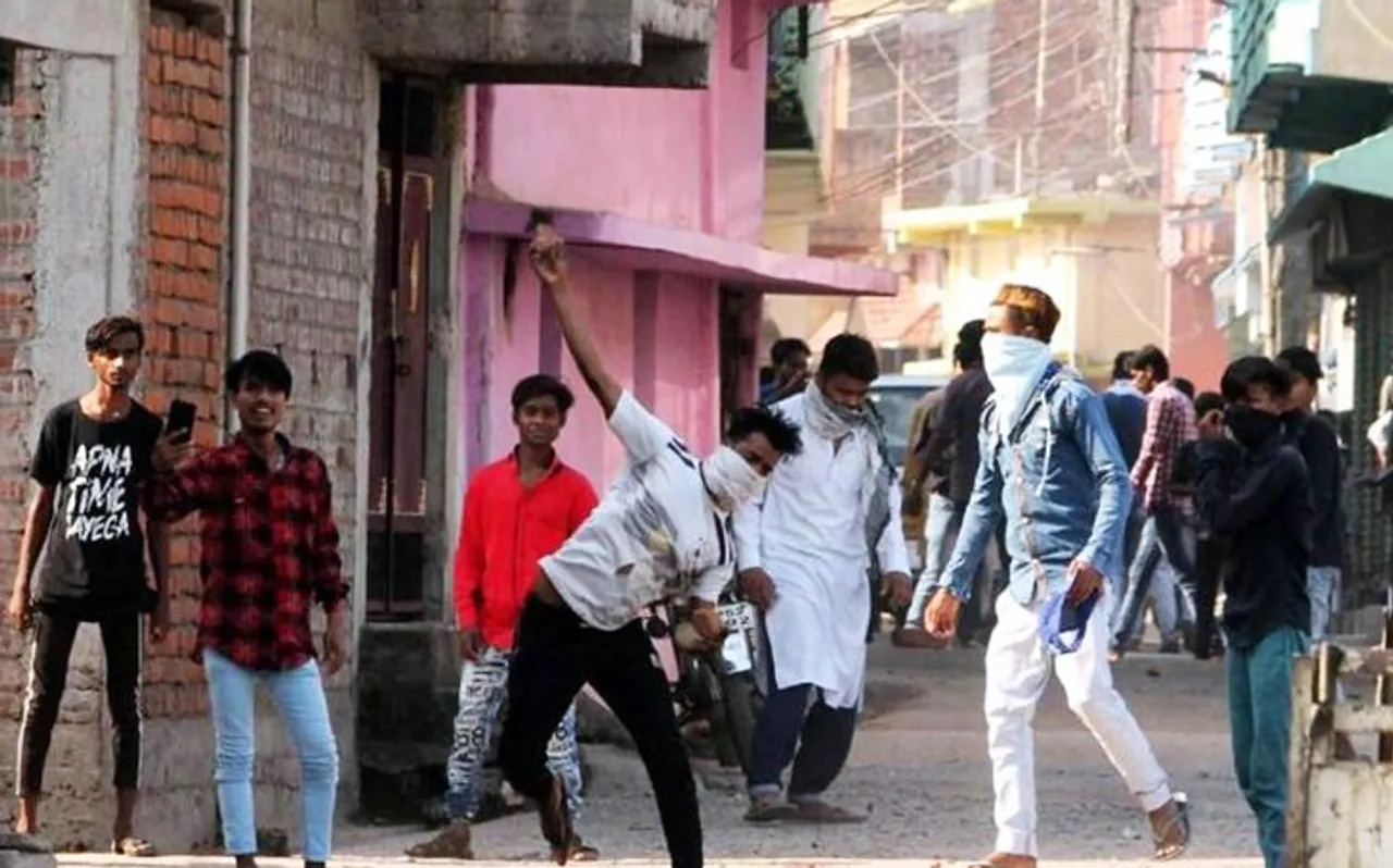 Jammu Kashmir: अनंतनाग में प्रदर्शनकारियों के पथराव से एक कश्मीरी ट्रक चालक की मौत