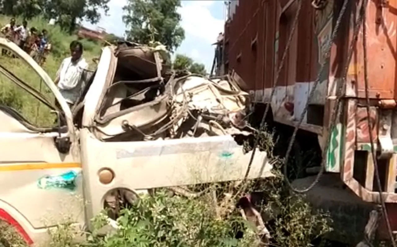 UP के शाहजहांपुर में 2 टेंपो के ऊपर ट्रक पलटा, 17 लोगों की मौके पर ही मौत