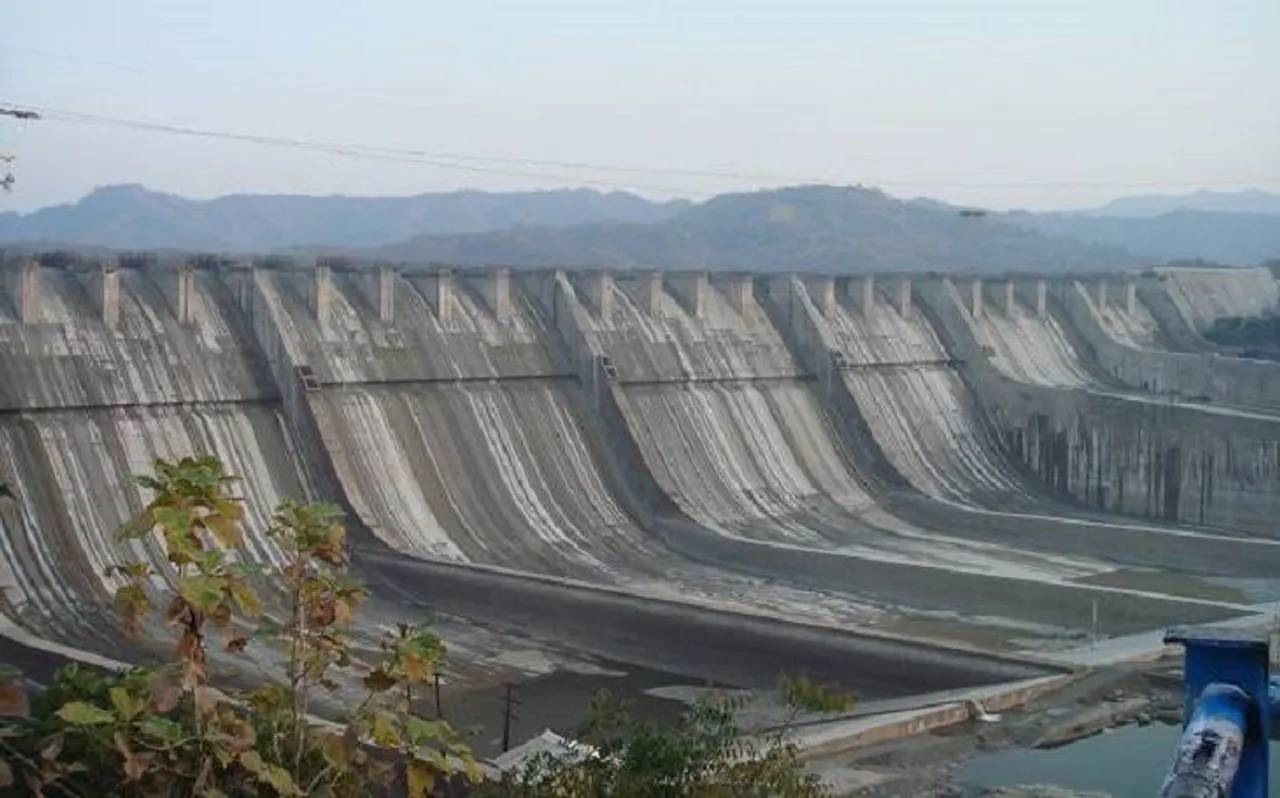 सरदार सरोवर बांध की वजह से परेशान हुए हजारों परिवार, जानें क्या है वजह