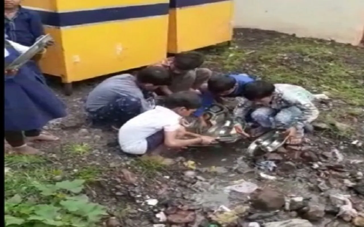 बच्चों के स्वास्थ्य से हो रहे खिलवाड़ का खुलासा, गंदे पानी में खाने की थालियां धुलाई