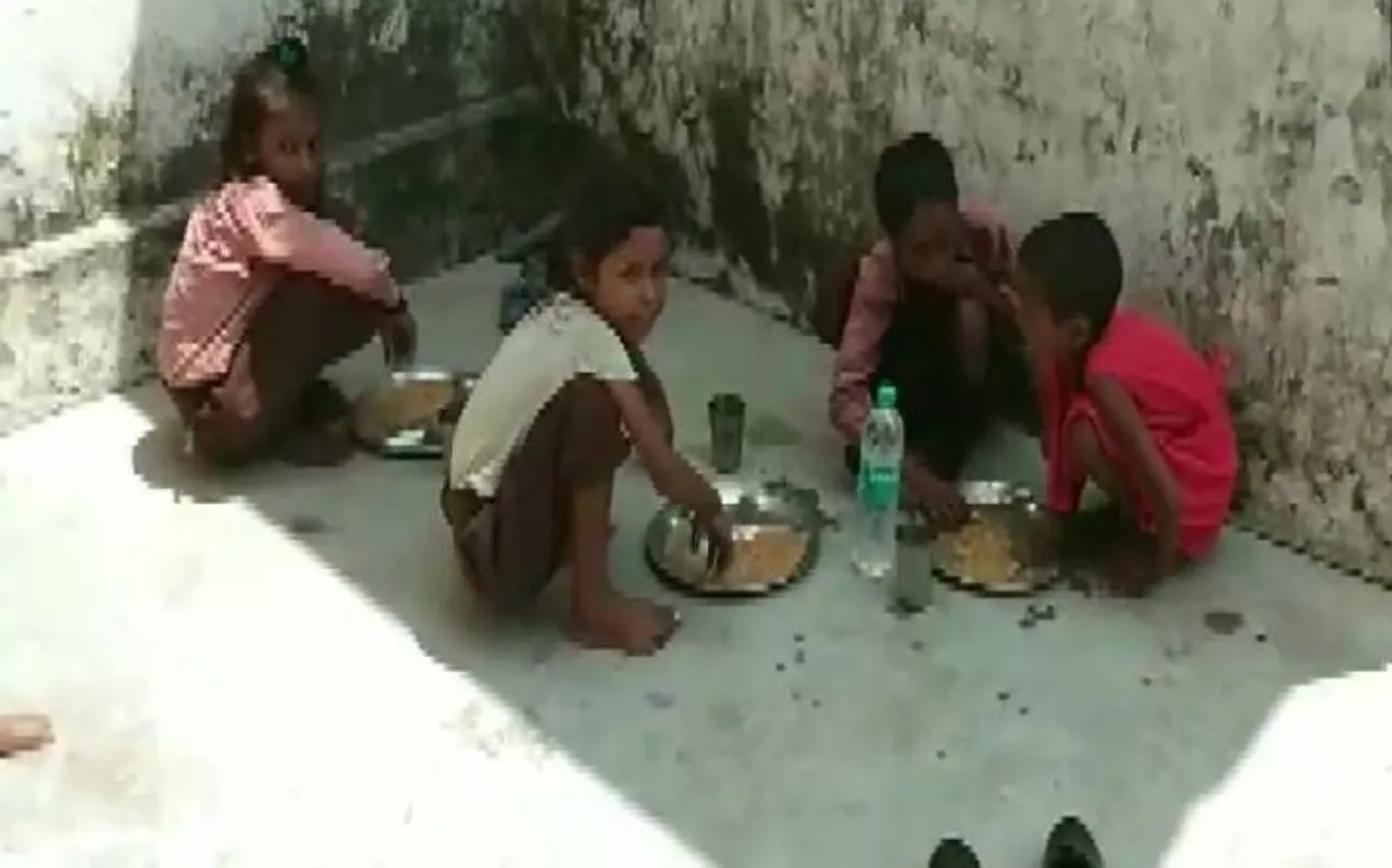 स्कूल में जातिगत भेदभाव, दलित बच्चों के साथ खाना नहीं खाते सामान्य जाति के बच्चे, घर से लाते हैं प्लेटें