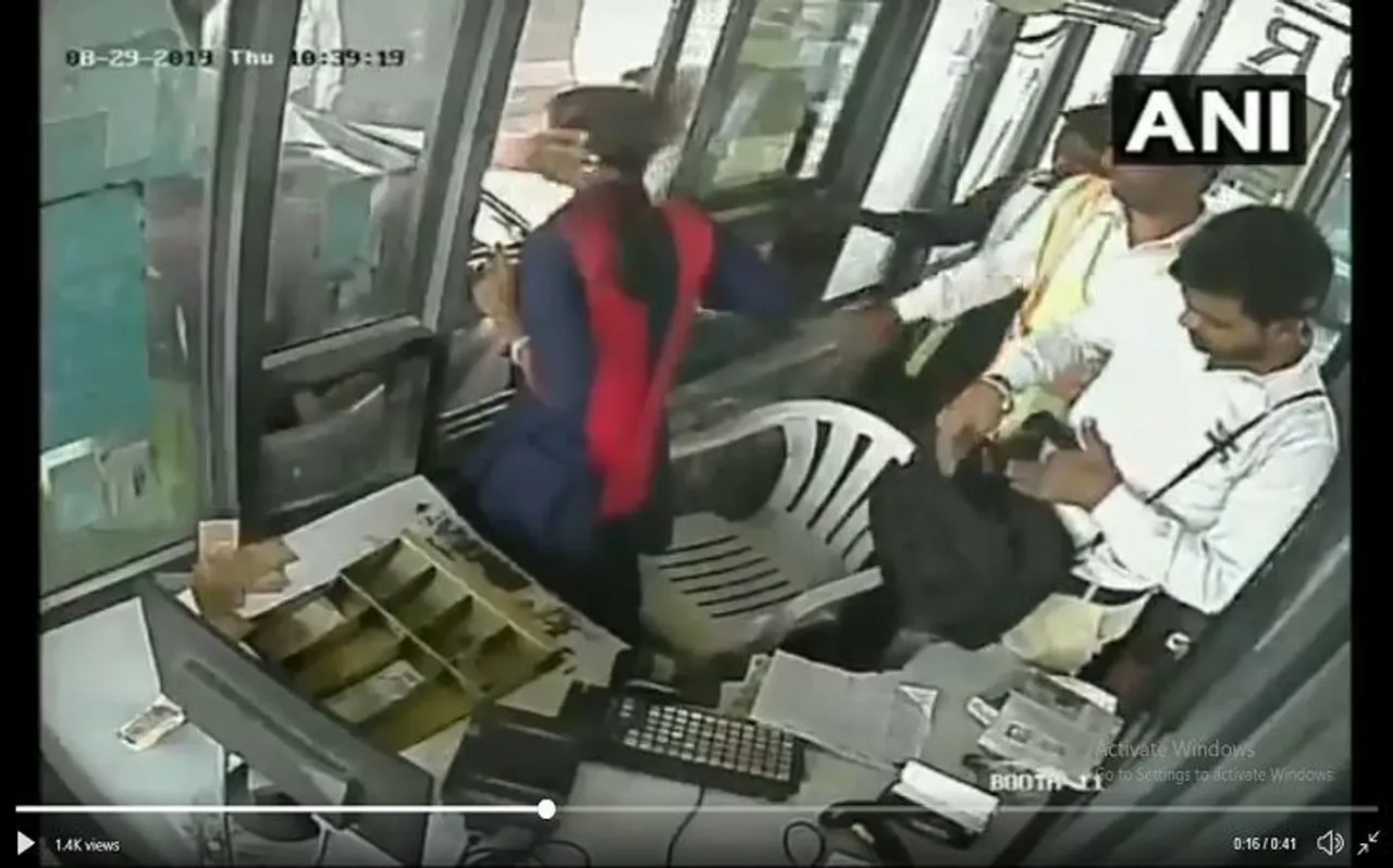 Video: टोल प्‍लाजा पर कार चालक ने महिला कर्मचारी को मारा थप्‍पड़