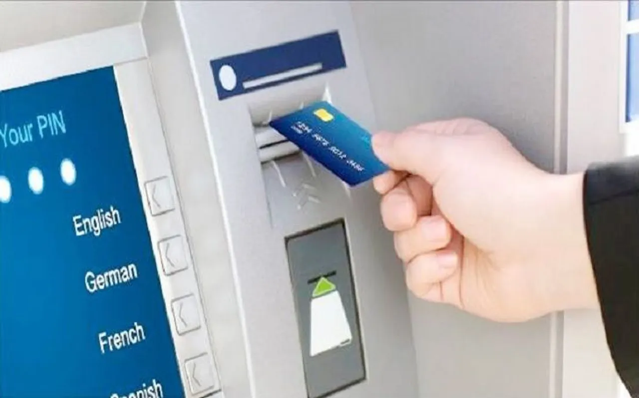 ATM से छेड़खानी कर पैसे निकालने वाली गैंग को पुलिस ने किया गिरफ्तार, 97 हजार रुपये जब्त