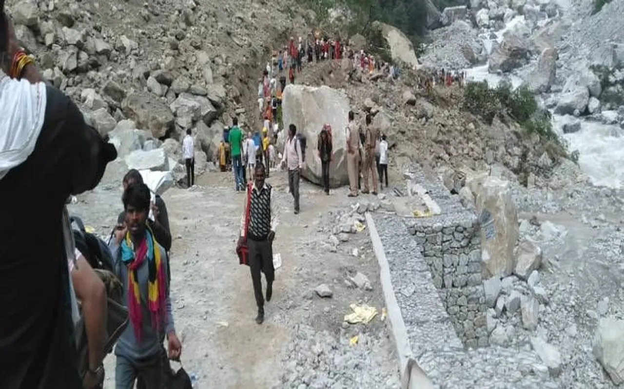 3 दिनों से बंद पड़ा है बद्रीनाथ हाईवे, पहाड़ी से मलबा गिरने का सिलसिला जारी