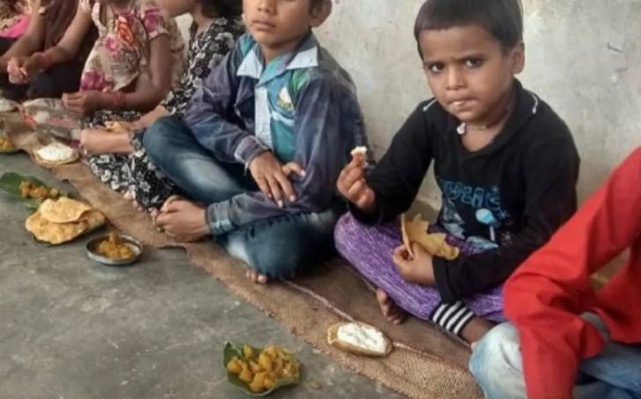 बच्चों को हाथ में दी जाती हैं मध्याह्न भोजन की रोटी, बच्चे रोटी को अपनी गोद में रख खाने को मजबूर
