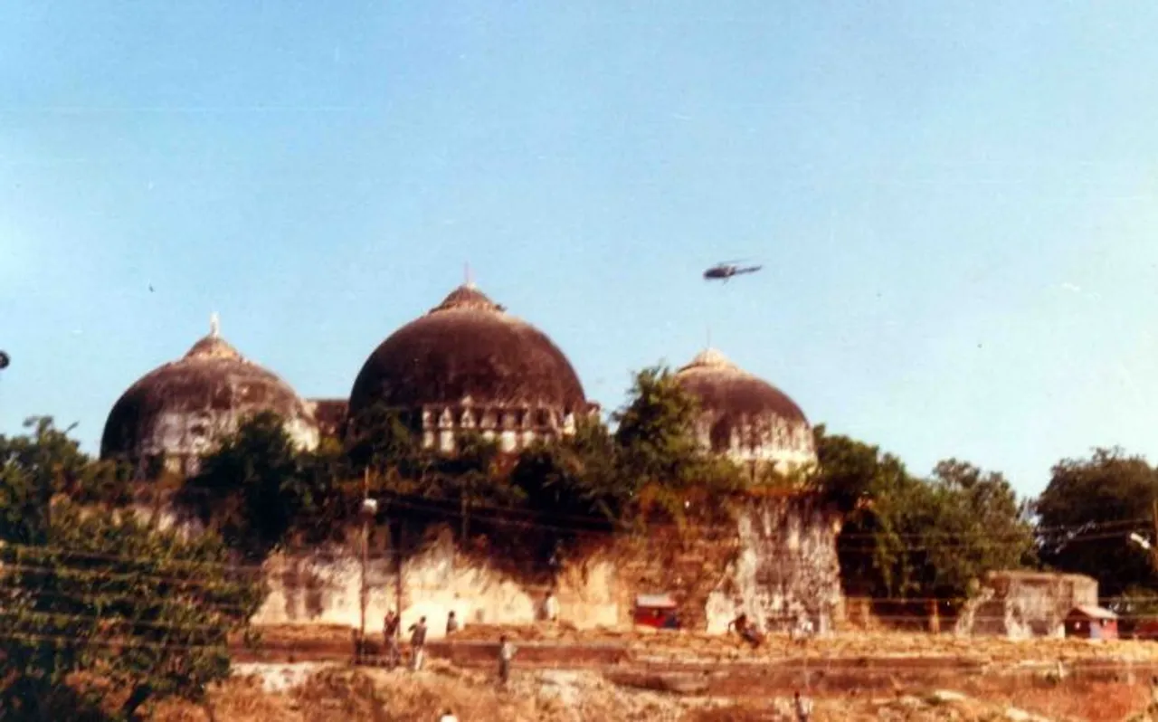 'बाबर नहीं बल्कि औरंगजेब ने ढहाया मंदिर'