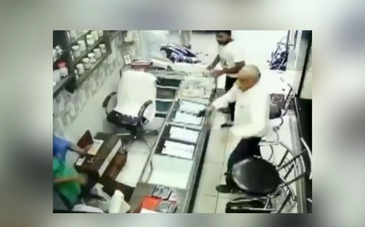 ज्वैलरी शॉप मालिक पर दिनदहाड़े चलाई गई गोलियां, CCTV में कैद हुई घटना