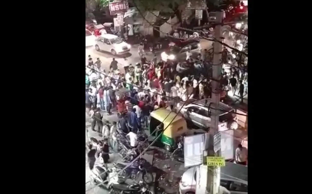 लड़की को छेड़ा फिर भीड़ ने घेरा, बदमशों ने चढ़ा दी 7 लोगों पर कार