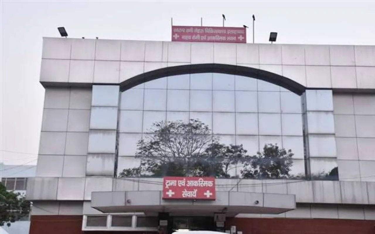 प्रयागराज में डॉक्टर्स की घोर लापरवाही, लड़के की आंत को काट निकाला बाहर, अब बिन पैसे नहीं कर रहे इलाज
