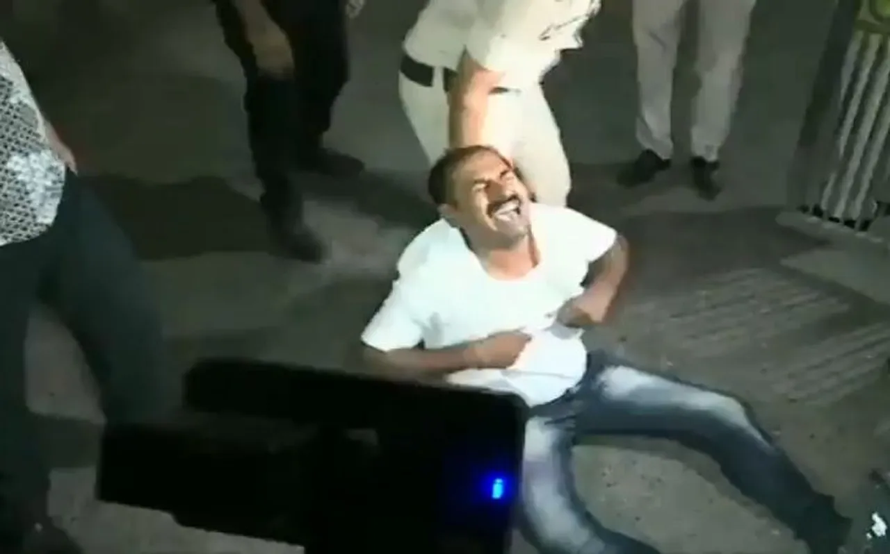 कांग्रेस नेता डीके शिवकुमार की गिरफ्तारी पर कार्यकर्ताओं का हंगामा, RML के बाहर फाड़े कपड़े; देखें Video