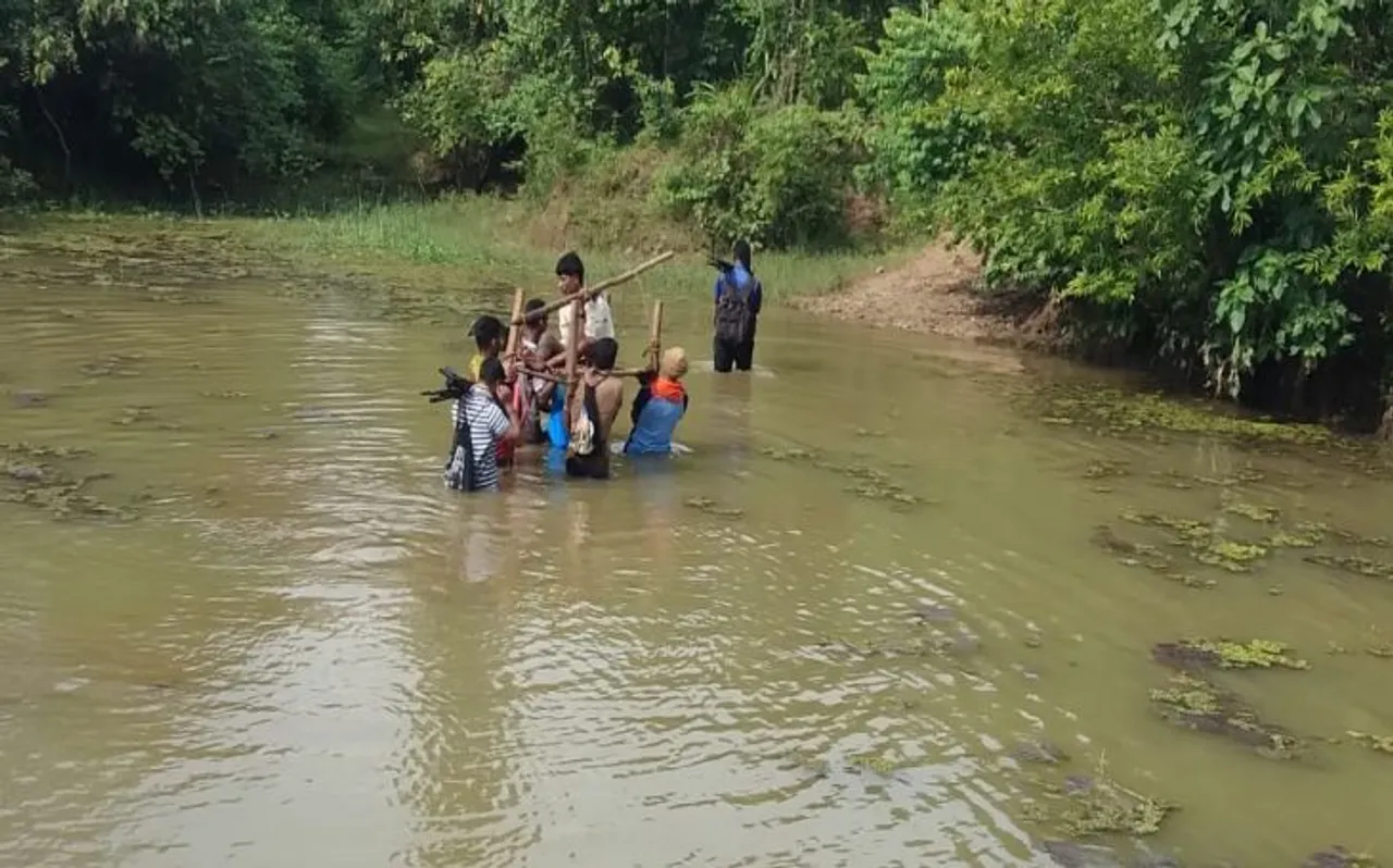 सुरक्षाबलों ने 5 लाख के इनामी नक्सली की जान बचाई, 12 किमी टांगकर पहुंचाया अस्पताल