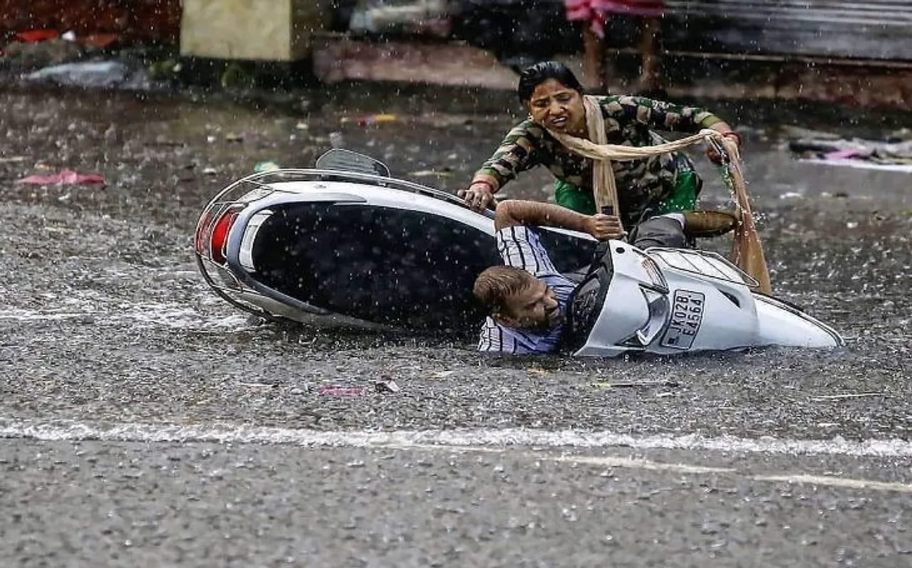 अलर्टः मुंबई वालों को बारिश से नहीं मिलने वाली है राहत, अगले 24 घंटे पड़ेंगे भारी, देखें Video