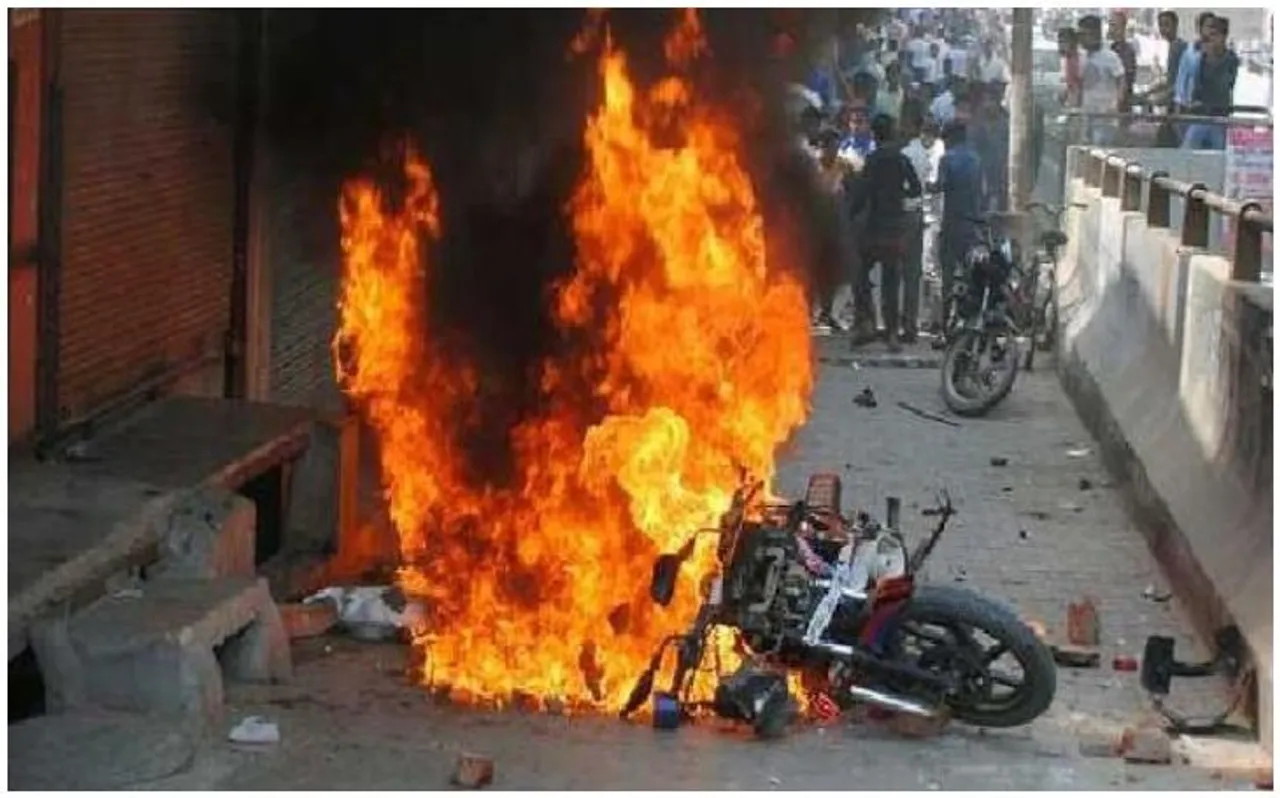 आगजनी करने वाले आरोपियों पर पुलिस ने इनाम घोषित किया