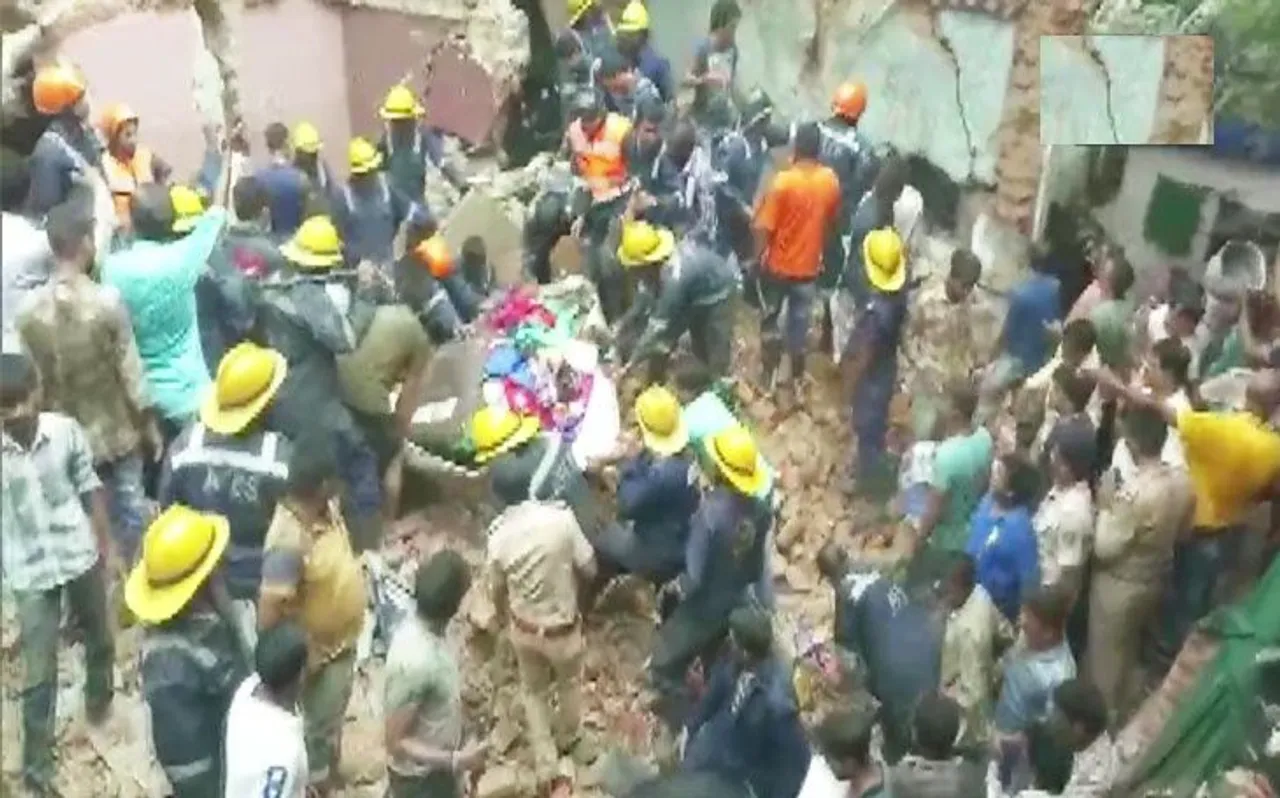गुजरात: अहमदाबाद में 3 मंजिला इमारत गिरने से 3 लोगों की मौत, 3 लोगों के दबे होने की आशंका