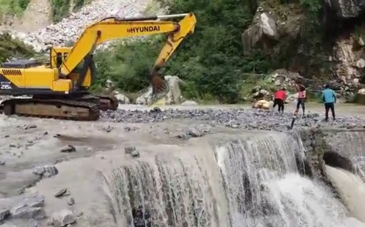 चमोली में भारी बारिश से हालात खराब, पहाड़ों से मलबा गिरने का सिलसिला जारी, बद्रीनाथ नेशनल हाईवे बंद