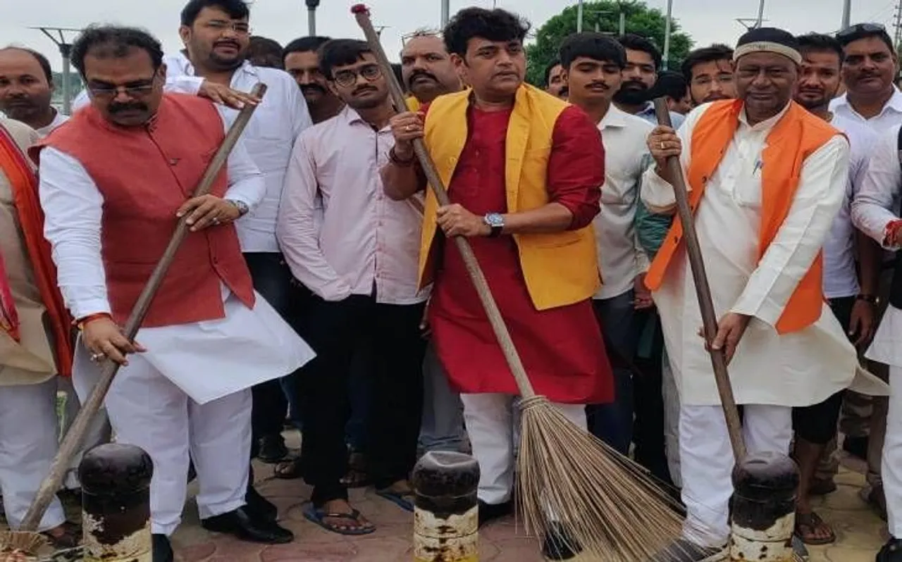 रवि किशन ने अपने संसदीय क्षेत्र में चलाया झाड़ू, लोगों से की ये खास अपील