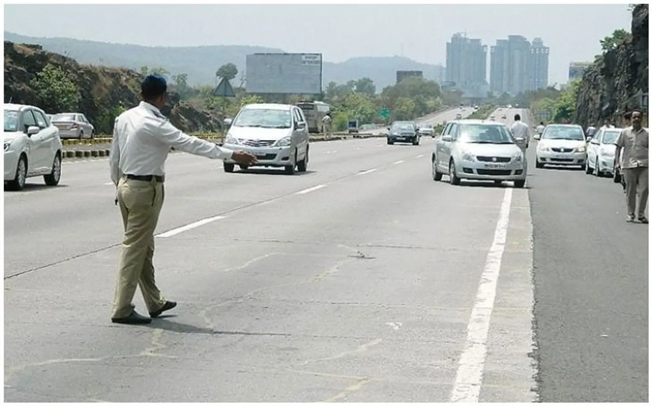 Motor vehicle Act : चालान से बचने के लिए लोगों ने शेयर किया ये आइडिया, आप भी देखें Video